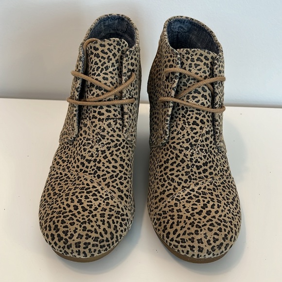 Tom’s Desert Wedge Cheetah Suede Printed New with box - Picture 2 of 7